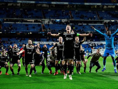 Los jugadores del Ajax celebran su hazaña en el Bernabéu.