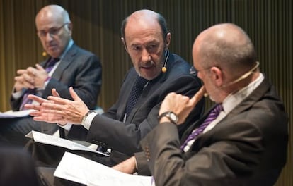 Durán, Rubalcaba y Joan Ridao durante el encuentro