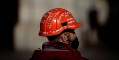 Trabajador de Alu Ibérica, antigua Alcoa en A Coruña, durante una manifestación.