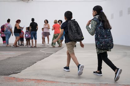 Alumnos de la escuela Maria Miret en el primer dia de clase.