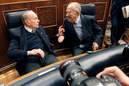 El ponente constitucional y senador del PP, Manuel Fraga, y el exsecretario general del PCE, Santiago Carrillo, conversan durante el acto que se celebra esta tarde en el Congreso de los Diputados con motivo del 30 aniversario del intento de golpe de estado del 23-F.