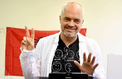 El primer ministro albanés, Edi Rama, vota, este domingo cerca de Tirana.