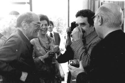 Luis Buñuel, a la izquierda, con Gabriel García Márquez, en una fotografía perteneciente al archivo del cineasta.