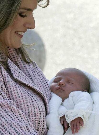 La Princesa presenta a su hija Sofía al salir de la clínica.