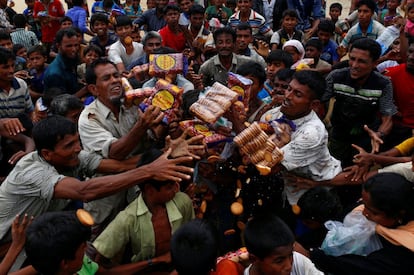 Refugiados rohingya reciben alimentos, en el campo de refugiados de Kutupalong (Bangladés).