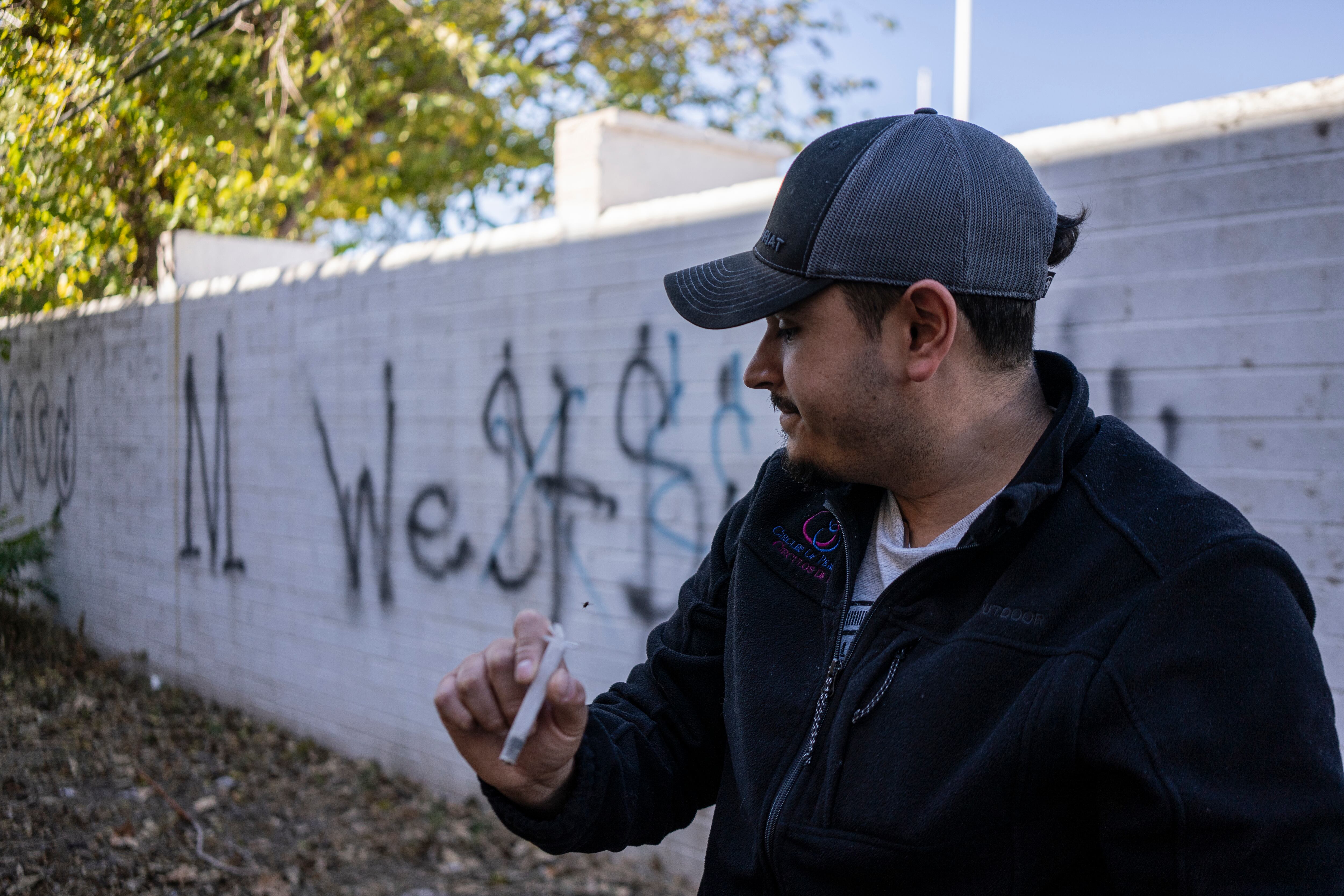 Un trabajador de una ONG encuentra una jeringa usada mientras limpia residuos dejados atrás por adictos, en Nogales (Estado de Arizona), en diciembre.
