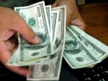 La salida de dólares de Brasil presionó una apreciación de la moneda estadounidenses, que llegó a ser vendida la semana pasada a 2,416 reales, su mayor valor desde marzo de 2009. EFE/Archivo