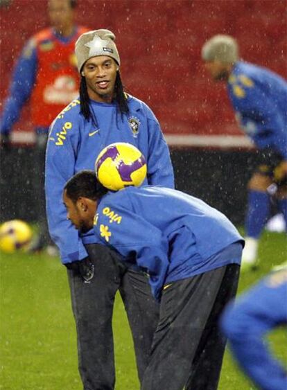 Ronaldinho y Robinho (con el balón), ayer en el entrenamiento.