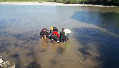 Los equipos de rescate, al encontrar el cuerpo.