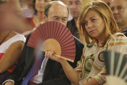 Rubalcaba y Elena Valenciano durante el mitin de ayer en Valencia.