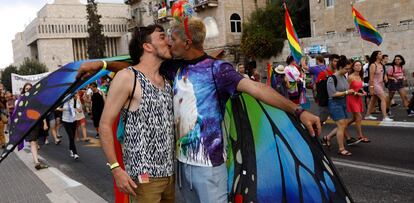 Una pareja se besa durante la Marcha del Orgullo LGTB en Jerusalén (Israel).