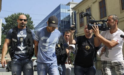 La policía rumana lleva esposado al español Sergio Morate (2º izq) ante la Corte rumana para declarar. El tribunal ha dictado su prisión preventiva durante 15 días a la espera de la llegada de una solicitud formal de extradición de España.