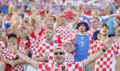 Aficionados croatas en la grada antes del partido Croacia-España del Grupo D de la Eurocopa de Fútbol de Francia 2016, en el Estadio Matmut Atlantique.