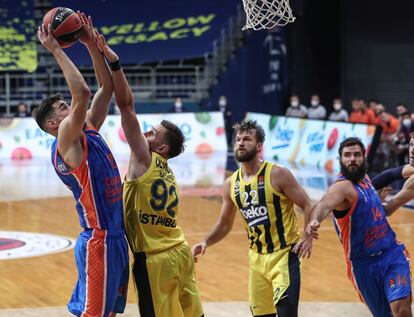 Kalinic lanza, obstaculizado por Ulanovas.