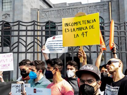 Miembros de la comunidad LGBT en México protestan para exigir se les garantice suficientes dosis de vacuna contra la viruela símica, en Ciudad de México, este martes.