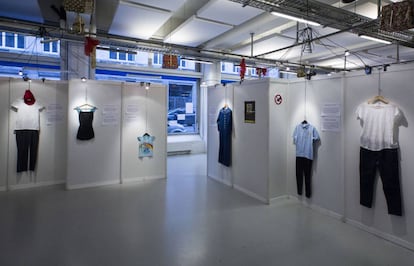 Exposición en Bruselas que muestra la ropa que llevaban mujeres cuando fueron violadas.