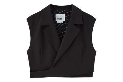 El chaleco-torera. Los largos de las chaquetas y chalecos se reducen esta primavera. Esta versión cruzada del chaleco masculino que tanto ha llevado Kate Moss es perfecta para combinar, por ejemplo, con camisa y un buen pantalón palazzo.