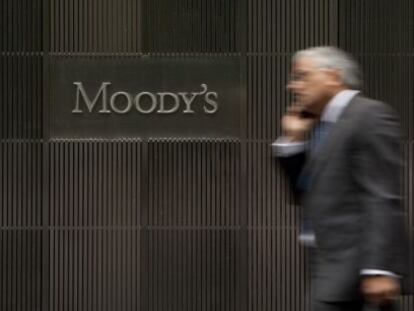 Un hombre pasa frente a la sede de Moody&#039;s en Nueva York. 