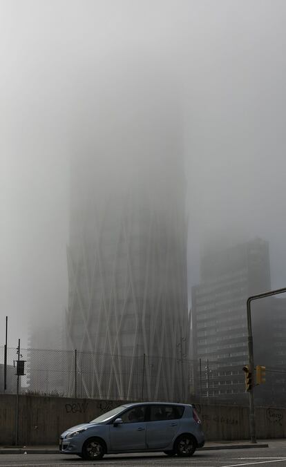 L'edifici de Telefònica, al Fòrum, tapat per la boira. 