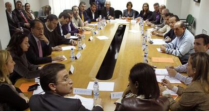 Los consejeros Serafín Castellano y Lola Johnson, reunidos con los hosteleros.