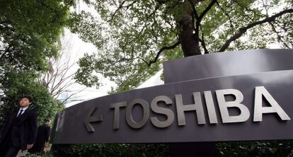 exterior de la sede de Toshiba en Tokio (Japón).
