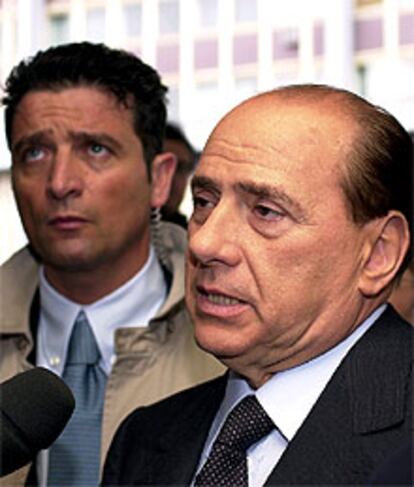 Silvio Berlusconi atiende a los periodistas a la salida de una reunión de la UE en Luxemburgo.