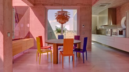 La sobria cocina Bulthaup B3 contrasta con el colorido del comedor, donde tienen cabida las sillas Jenette (Edra), la lámpara PH Artichoke de Poul Henningsen para Louis Poulsen y la mesa de Philipp Mainzer para E15.