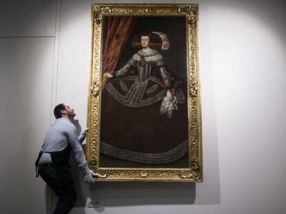Un empleat de la sala de subhasta col·loca el quadre de Marianna d'Àustria.
