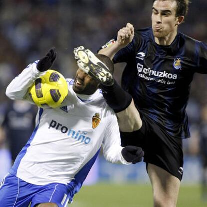 Sinama pugna por el balón con Mikel González.