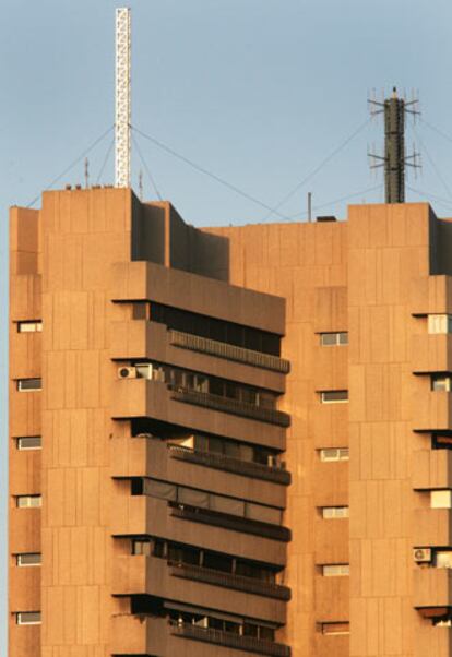 La Torre de Valencia. A la izquierda, la antena en construcción.