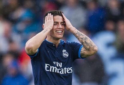 James Rodríguez se lamenta después de perder un balón.