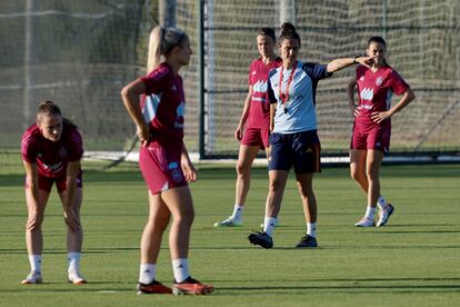 Montse Tomé, el miércoles con cuatro jugadoras de la selección en un entrenamiento en Oliva (Valencia).