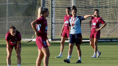 Montse Tomé, el miércoles con cuatro jugadoras de la selección en un entrenamiento en Oliva (Valencia).