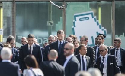 Pedro Sánchez i el Rei, durant l'homenatge.