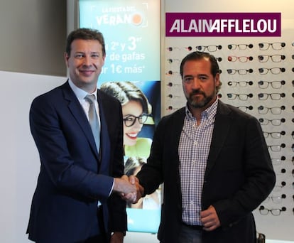 El presidente de Alain Afflelou Fr&eacute;d&eacute;ric Poux y el fundador de Audicost tras la presentaci&oacute;n de la alianza. 