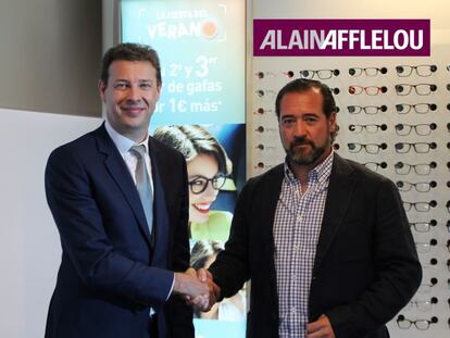 El presidente de Alain Afflelou Fr&eacute;d&eacute;ric Poux y el fundador de Audicost tras la presentaci&oacute;n de la alianza. 