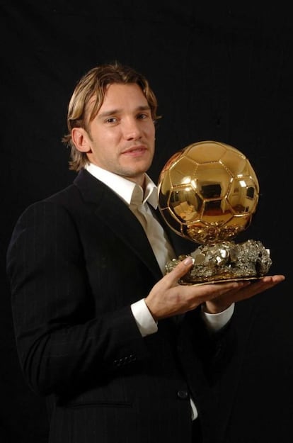 El futbolista ucranio del Milan Andrei Shevchenko posa con el Balón de Oro que consiguió en 2004.