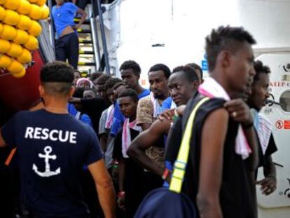 El pacto incluye a los 141 del barco humanitario y a 60 personas rescatadas el lunes por Malta, que le permitirá atracar. Francia recibirá otros 60 africanos y Portugal 30