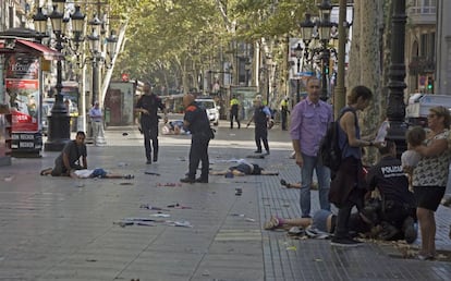 Varias víctimas permanecen en el suelo del lugar donde se ha producido el atropello masivo.