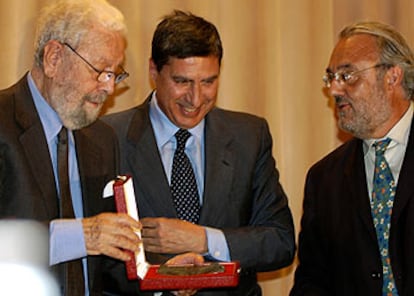 Luis García Berlanga recibe la medalla de honor de la UIMP de manos del rector, José Luis García Delgado, y en presencia de Manuel Gutiérrez Aragón.
