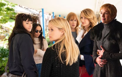 “Solo digo…encajaría genial en Monterey”, ha escrito la actriz Reese Witherspoon en sus redes sociales junto a una imagen del elenco de la serie que protagoniza, ‘Big Little Lies’ (y que tiene lugar en la citada localidad de Monterey, California) a la que ha añadido con un montaje a la intérprete Lena Headey, caracterizada de Cersei Lannister en ‘Juego de Tronos’.