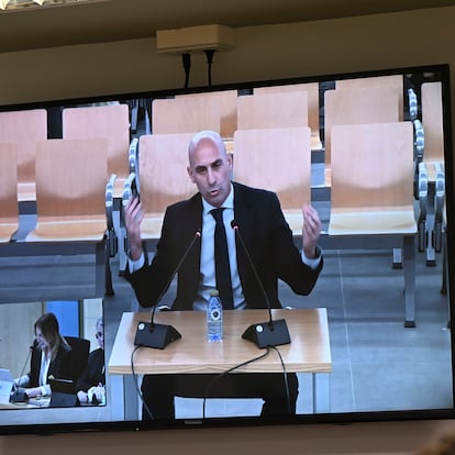 SAN FERNANDO DE HENARES (MADRID), 11/02/2025.- Vista de a pantalla en la sala de prensa de la Audiencia Nacional en San Fernando de Henares donde se ve la declaracin d expresidente de la Federacin de Ftbol Luis Rubiales por el beso que dio a Jenni Hermoso tras la final del Mundial de 2023. EFE/ Fernando Villar
