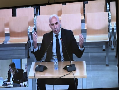 SAN FERNANDO DE HENARES (MADRID), 11/02/2025.- Vista de a pantalla en la sala de prensa de la Audiencia Nacional en San Fernando de Henares donde se ve la declaración d expresidente de la Federación de Fútbol Luis Rubiales por el beso que dio a Jenni Hermoso tras la final del Mundial de 2023. EFE/ Fernando Villar