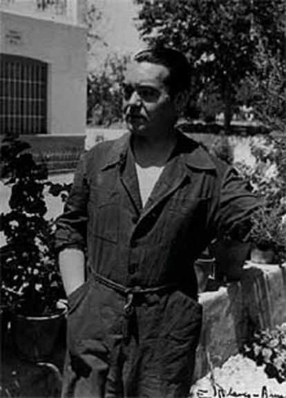 Federico García Lorca, fotografiado en 1935 en el jardín de la Huerta de San Vicente (Granada).