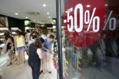Consumidores en Madrid durante las últimas rebajas.