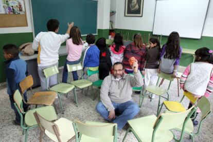 El voluntario Paco López imparte clases en colegios de niños con exclusión social.