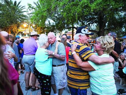 Varias parejas de habitantes de The Villages bailan antes de la pandemia en este enclave de Florida (EE UU).