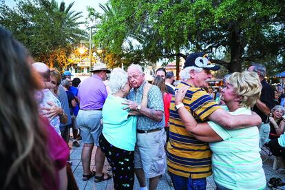 Varias parejas de habitantes de The Villages bailan antes de la pandemia en este enclave de Florida (EE UU).