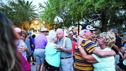 Varias parejas de habitantes de The Villages bailan antes de la pandemia en este enclave de Florida (EE UU).