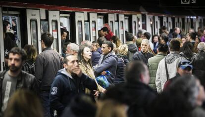 Aglomeraci&oacute;n en el metro durante una huelga. 